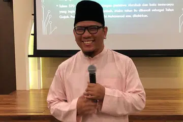 KENDALI KELAS: Ustaz Muhammad Aiman Abdul Khalid (atas) memimpin beberapa kelas agama yang antaranya ialah Kuliah Dhuha setiap Jumaat di Masjid Yusof Ishak dan Kelas Modular 'Super 4' Rabu malam, juga di Masjid Yusof Ishak. - Foto ihsan MUHAMMAD AIMAN ABDUL KHALID