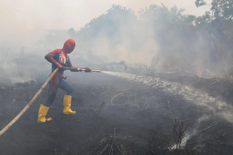 Seorang penduduk yang memakai kostum Spider-Man berusaha memadamkan kebakaran tanah di Kereng Bangkirai, Palangkaraya, Kalimantan Tengah, pada 9 September 2026. Polis Indonesia telah mengenal pasti 138 suspek dalam 200 kes berkaitan kebakaran hutan dan tanah di seluruh negara, manakala beberapa syarikat turut disiasat berhubung kemungkinan penglibatan mereka. Kebakaran yang melanda beberapa wilayah di Indonesia turut menghasilkan jerebu yang merebak ke negara jiran.