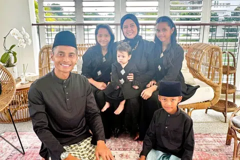 Encik Kamar Faizal Baharam (kiri), bersama keluarganya ketika menyambut Hari Raya Aidilfitri di rumah sewa mereka di Iskandar Puteri, Johor.