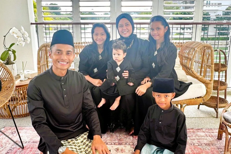 Encik Kamar Faizal Baharam (kiri), bersama keluarganya ketika menyambut Hari Raya Aidilfitri di rumah sewa mereka di Iskandar Puteri, Johor.
