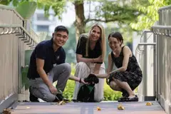 Dr Teo Boon Han (kiri), Profesor Madya Zoe Hildon dan Profesor Madya Angela Chow adalah antara angota pasukan penyelidik yang mengkaji corak penggunaan antibiotik dalam kalangan pemilik haiwan peliharaan di Singapura.