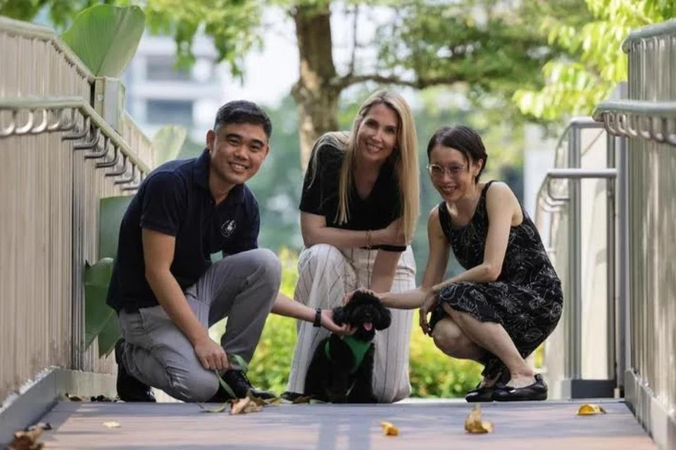 Dr Teo Boon Han (kiri), Profesor Madya Zoe Hildon dan Profesor Madya Angela Chow adalah antara angota pasukan penyelidik yang mengkaji corak penggunaan antibiotik dalam kalangan pemilik haiwan peliharaan di Singapura.