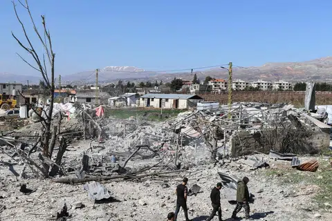 Kesan serangan udara Israel ke atas sebuah perkampungan di Lubnan. Lubnan terjerumus dalam kancah perang di Timur Tengah menyusuli serangan kumpulan Hezbollah ke atas Israel. 