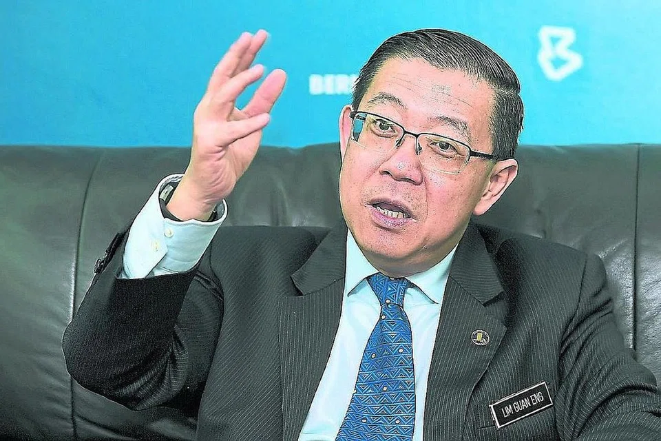 TOKOH POLITIK MALAYSIA: Presiden Umno, Datuk Seri Ahmad Zahid Hamidi; Presiden Parti Keadilan Rakyat Datuk Seri Anwar Ibrahim; dan Setiausaha Agung DAP Encik Lim Guan Eng (gambar atas). Datuk Seri Anwar perlu merapatkan Umno dan DAP bagi mencapai matlamat membentuk kerajaan baru Malaysia. - Foto fail