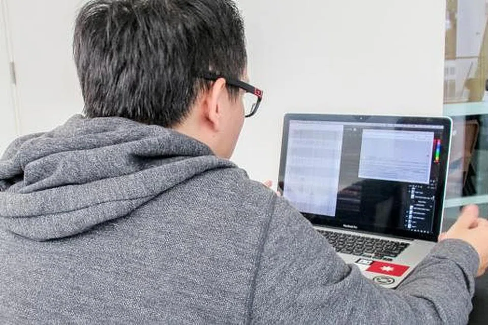 INGIN LUPAKAN TITIK HITAM: Naz mahu membuka lembaran baru dalam kehidupannya dan kini sedang menumpukan perhatian untuk menghabiskan pengajiannya dan bercita-cita menjadi pereka grafik yang disegani. - Foto MUHAIMIN SUZAINI