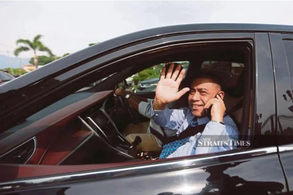 KEMELUT POLITIK: Pengerusi Umno Perak Datuk Saarani Mohamad selepas bertemu dengan Sultan Perak di Istana Kinta di Ipoh kelmarin. - Foto NST