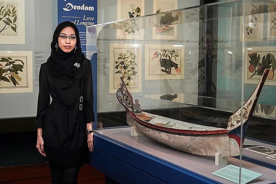 AJAK PENGUNJUNG BELAYAR: Penolong kurator di Muzium Negara, Cik Syafiqah Jaaffar bersandarkan minatnya terhadap sastera Melayu dalam merancang konsep pameran 'A Voyage of Love and Longing' (Pelayaran Rindu Dendam), di mana lukisan cat air dalam koleksi lukisan sejarah alamiah William Farquhar dipadankan dengan pantun, syair, teks cerita klasik atau lagu puitis popular. - Foto BH oleh NUR DIYANA TAHA