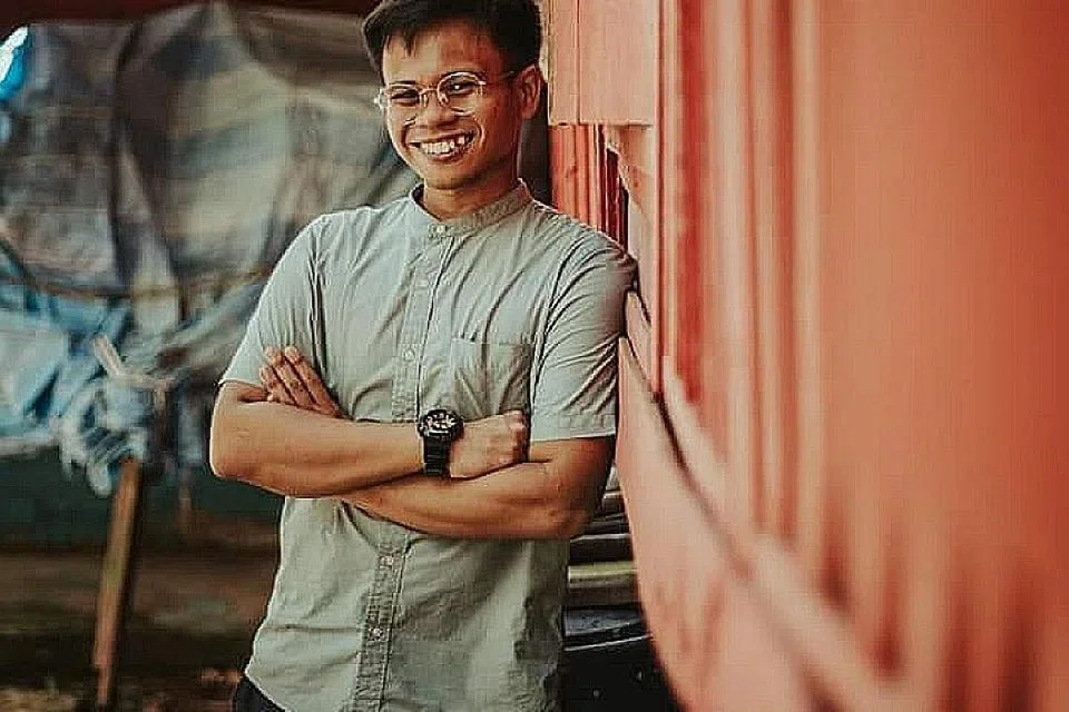 MENIKMATI ALAM SEKITAR: Encik Nor Syazwan Abdul Majid (atas) gembira semakin ramai orang mengunjungi Pulau Ubin, kerana percaya kegiatan meneroka tempat-tempat seperti itu membolehkan lebih ramai orang lebih memahami kepentingan memulihara alam sekitar. Beliau sendiri menganjurkan lawatan mendaki di pulau itu hampir dua kali sebulan. - Foto ihsan NOR SYAZWAN ABDUL MAJID