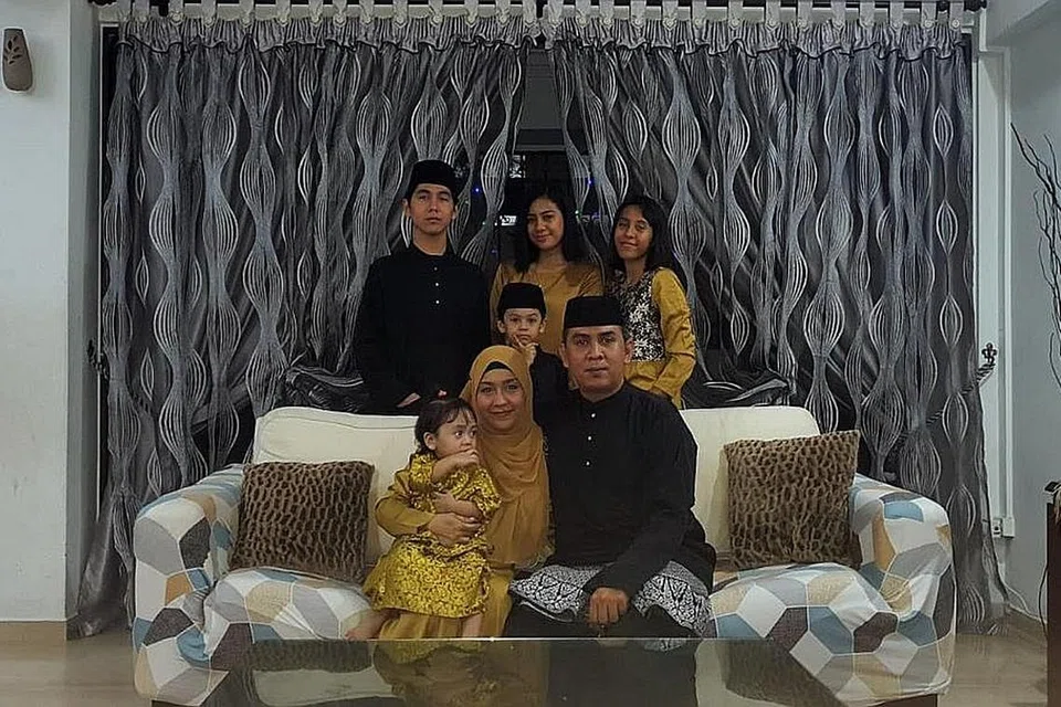 KONGSI MINAT: 'Rauf (berdiri, kiri) dan Ariqah (berdiri, kanan) adalah kembar yang juga gemar bermain bola sepak. Gambar-gambar diambil sebelum tempoh pemutus litar. - Foto-foto MUHAMMAD 'RAUF MOHAMED ERWAN 