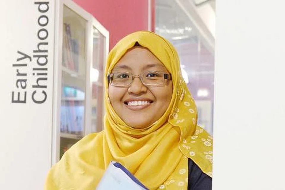 BERSEMANGAT TERUS BELAJAR: Cik Fadillah Zainal Abidin kini mengikuti kursus Sarjana Muda Pendidikan Awal Kanak-Kanak di Institut Pengurusan Nanyang secara sambilan. - Foto TAUFIK A. KADER