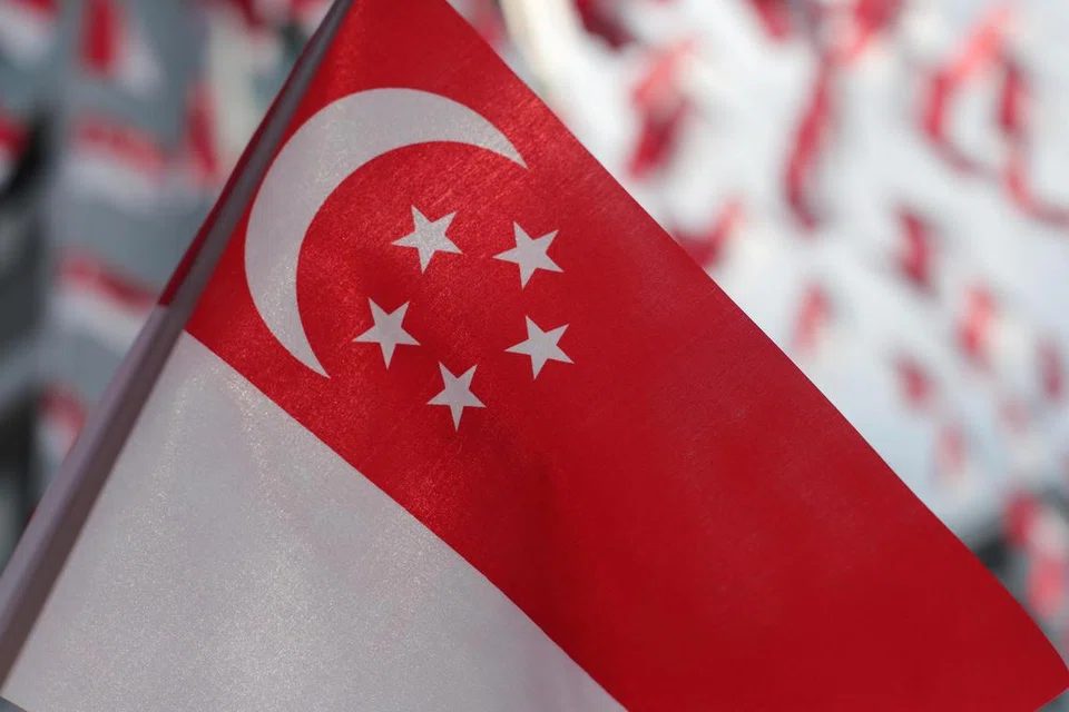 SIMBOL KEMDERDEKAAN:  Bendera Singapura simbol kebanggaan.
