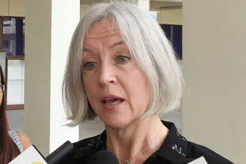 MINTA MAAF: Pengarah Peniliaian bagi Penilaian Cambridge, Cik Juliet Wilson, yang turut hadir dalam sesi taklimat media semalam memohon maaf atas kejadian kertas jawapan yang hilang. Pihaknya juga akan menjalankan semakan menyeluruh terhadap prosedur mereka berkaitan pengurusan skrip. - Foto CMG