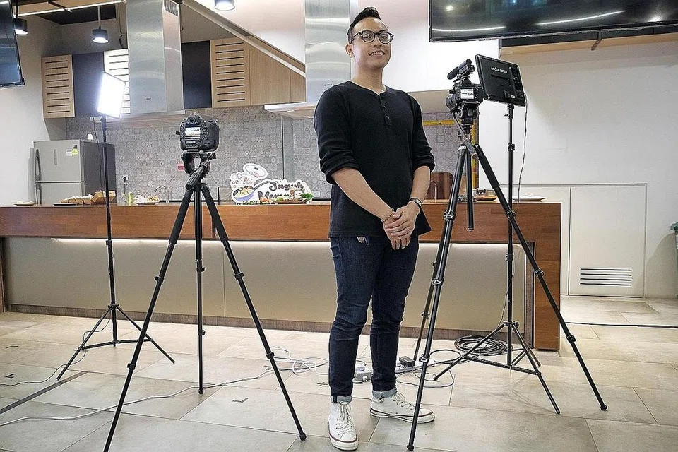 PENGALAMAN MENARIK: Wartawan BH, Harith Mustaffa, yang juga pengarah siri Jaguh Memasak, sebuah gabungan antara BH dengan Wisma Geylang Serai, di set penggambaran. - Foto BH oleh GAVIN FOO