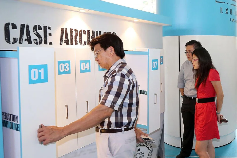 KES RASUAH: Pengunjung ke pameran 'Declassified - Corruption Matters' akan dapat membaca beberapa kes rasuah menarik yang pernah berlaku di Singapura.