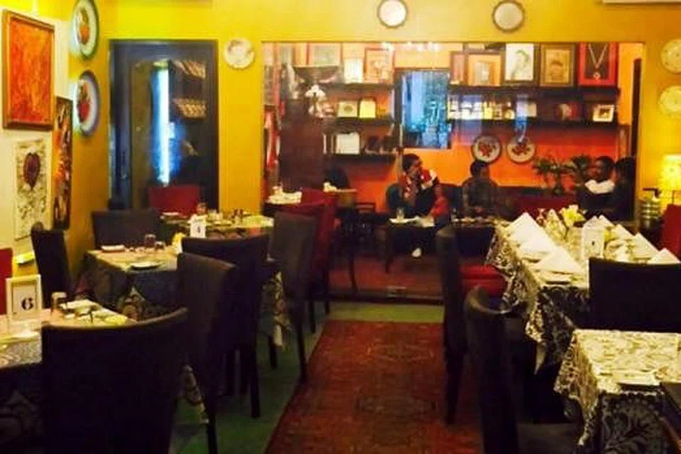 SUASANA MENARIK: Hiasan dalaman Restoran Rebung bersuasana kampung dan eksklusif. - Foto-foto KULINARY AFFAIRS