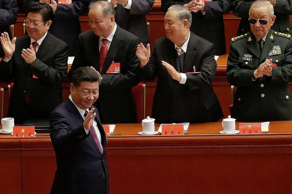 KETIBAAN DIALU-ALUKAN: Presiden China Xi Jinping tiba di pembukaan Kongres Kebangsaan Parti Komunis China ke-19 di Great Hall of the People, kelmarin. - Foto REUTERS