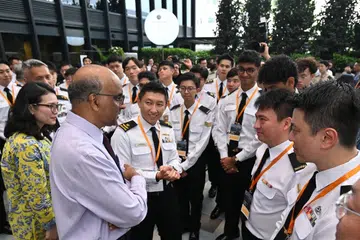 Presiden Tharman Shanmugaratnam (dua dari kiri) beramah mesra dengan pegawai dari Angkatan Laut Republik Singapura (RSN). Turut bersama adalah Anggota Parlimen GRC East Coast, Cik Hazlina Abdul Halim (kiri), yang juga merupakan anggota Jawatankuasa Parlimen Pemerintah (GPC) Pertahanan dan Ehwal Luar.