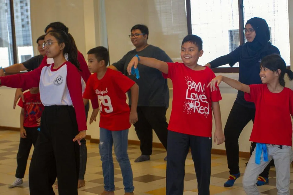 BELAJAR MENARI JUGA: Kanak-kanak PPIS mempelajari langkah tarian sempena kem budaya di Politeknik Singapura. - Foto PBMPS
