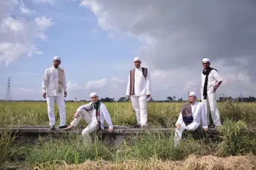 LAGU BUAT TEMAN: Inteam yang terdiri daripada (dua dari kiri) Syahril Khalid, Abdul Rahim Osman, Hazamin Harun dan Hisyam Ahmad, menghasilkan lagu, ‘Harum Setangkai Doa’, sebagai dedikasi kepada Allahyarham Suhaimi Saad yang dikenang kerana budi dan nasihatnya. Berdiri paling kiri ialah Allahyarham Suhaimi Saad.