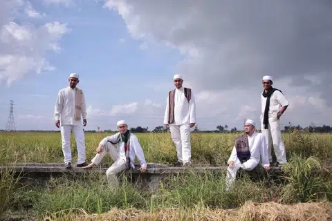 LAGU BUAT TEMAN: Inteam yang terdiri daripada (dua dari kiri) Syahril Khalid, Abdul Rahim Osman, Hazamin Harun dan Hisyam Ahmad, menghasilkan lagu, ‘Harum Setangkai Doa’, sebagai dedikasi kepada Allahyarham Suhaimi Saad yang dikenang kerana budi dan nasihatnya. Berdiri paling kiri ialah Allahyarham Suhaimi Saad.