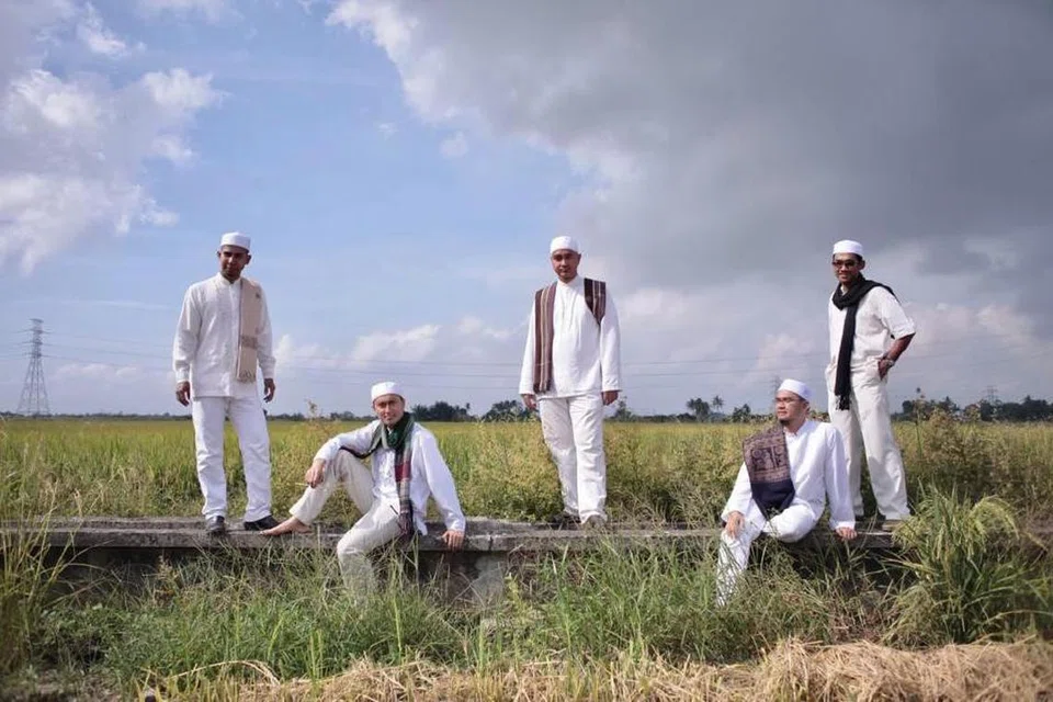 LAGU BUAT TEMAN: Inteam yang terdiri daripada (dua dari kiri) Syahril Khalid, Abdul Rahim Osman, Hazamin Harun dan Hisyam Ahmad, menghasilkan lagu, ‘Harum Setangkai Doa’, sebagai dedikasi kepada Allahyarham Suhaimi Saad yang dikenang kerana budi dan nasihatnya. Berdiri paling kiri ialah Allahyarham Suhaimi Saad.