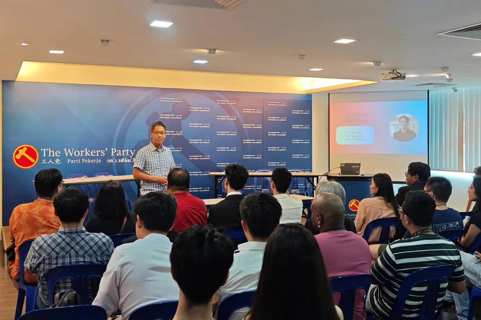 Anggota Parlimen (AP) GRC Aljunied, Encik Gerald Giam, berkongsi kepada hadirin semasa acara Debat Pasca Belanjawan Parti Pekerja (WP) di ibu pejabat WP di 701 Geylang Road pada 16 Mac.