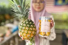 Nenas MD2 yang ditanam di Pontian digunakan sebagai bahan utama dalam membuat kuih tart nanas.