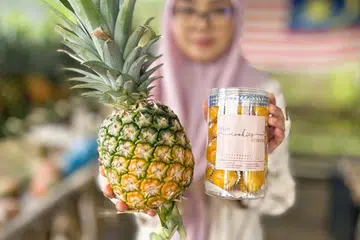Nenas MD2 yang ditanam di Pontian digunakan sebagai bahan utama dalam membuat kuih tart nanas.
