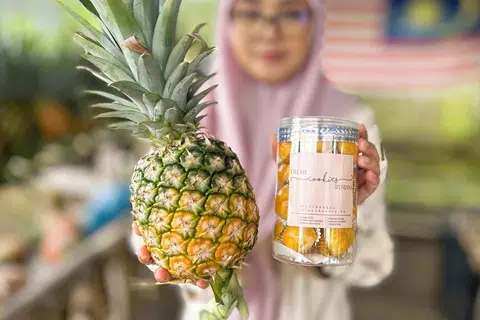 Nenas MD2 yang ditanam di Pontian digunakan sebagai bahan utama dalam membuat kuih tart nanas.