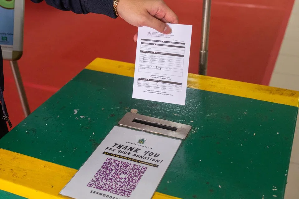 Anggota jemaah boleh memberi sumbangan infak kepada Masjid Darussalam melalui PayNow atau melalui sampul surat yang kemudian dimasukkan ke dalam tabung derma.