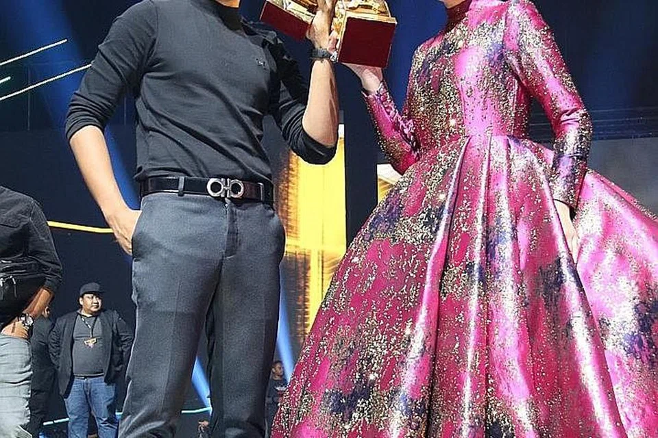 `PEMINAT 'TULANG BELAKANG' PALING MUSTAHAK: Khai Bahar (kiri) dan Neelofa menyifatkan peminat setia yang tidak putus-putus memberi sokongan kepada mereka sebagai penyejuk hati di kala berdepan dengan kecaman masyarakat siber yang dipanggil 'netizen'. - Foto BH oleh NUR HUMAIRA SAJAT