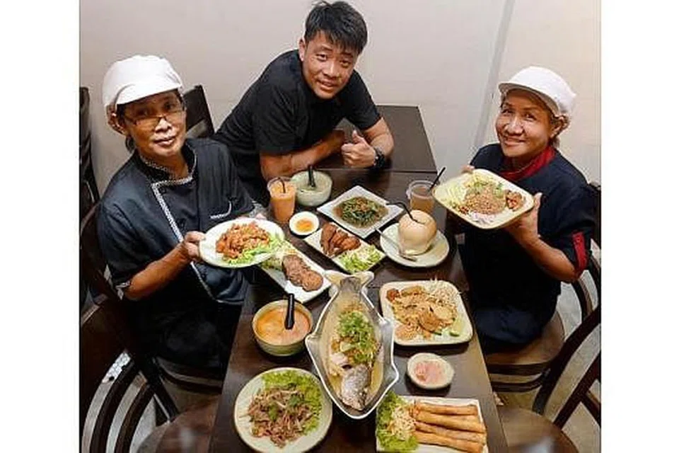 NIKMATI HIDANGAN THAI: Para pelanggan boleh menikmati keaslian makanan Thai dari cef Thai sendiri di restoran GreaThai di East Village. (Dari kiri), Cef Usanee, pengarah restoran Daryl Chin dan Cef Jitlekha.