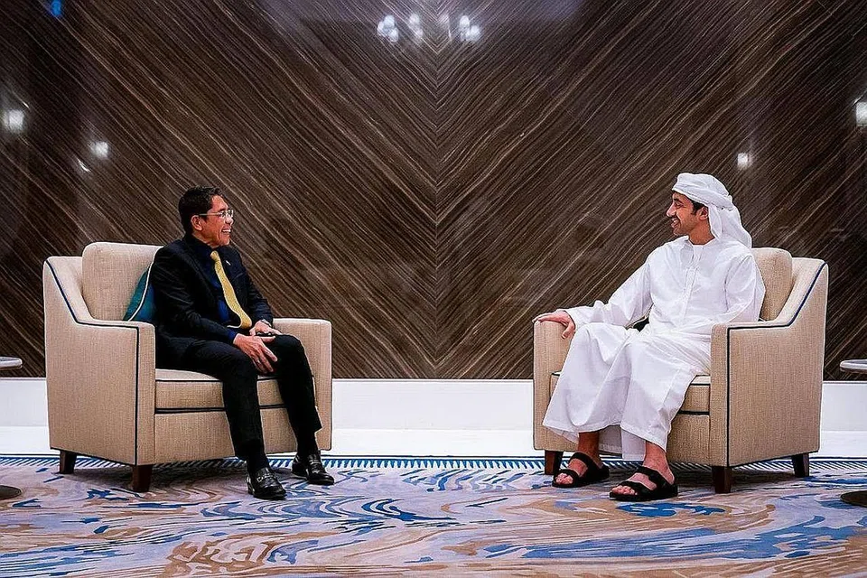 BERBINCANG: Dr Maliki (kiri) bertemu Menteri Ehwal Luar dan Kerjasama Antarabangsa UAE, Sheikh Abdullah Zayed Al Nahyan, dalam lawatannya itu. - Foto KEMENTERIAN EHWAL LUAR DAN KERJASAMA ANTARABANGSA UAE 