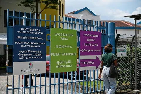 KEMUDAHAN DITAMBAH: Poster arah ke Pusat Ujian Dan Vaksinasi Bersama (JTVC) Bishan (bekas Sekolah Menengah Bishan Park). Orang ramai boleh pergi ke sembarang JTVC untuk mendapatkan dos vaksinasi dan dos penggalak mereka. - Foto fail