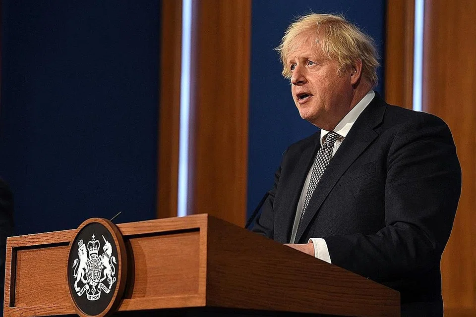 "Pandemik ini belum selesai, ia pasti tidak akan berakhir pada 19 (Julai). Kita harus menerima hakikat akan ada lebih banyak kematian akibat Covid. Kami akan mengurangkan sekatan undang-undang dan membolehkan orang ramai membuat keputusan mereka sendiri." - Perdana Menteri Britain Boris Johnson. - Foto AFP