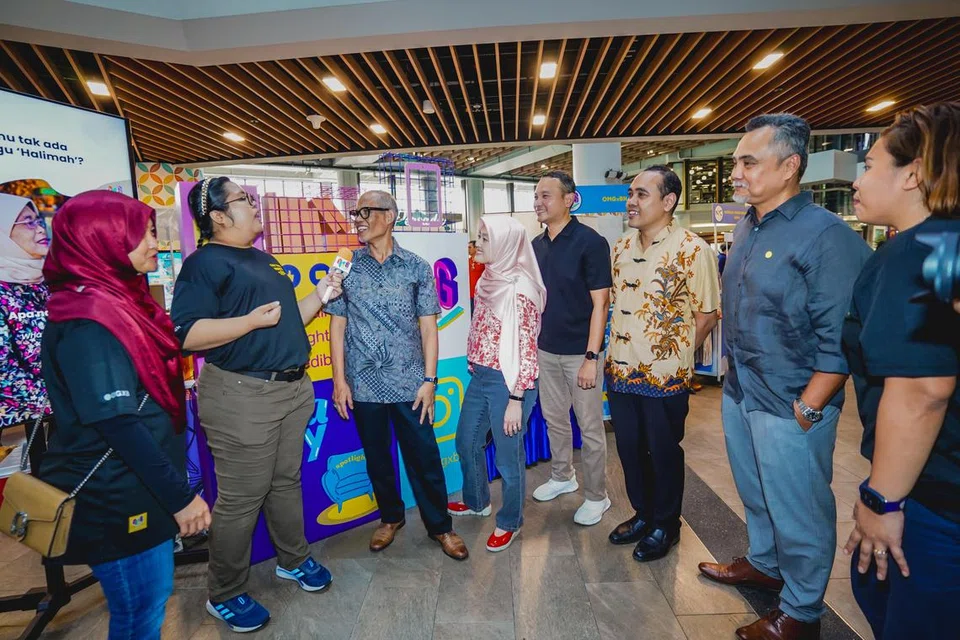 (Dari kiri) Editor Audiens dan Perkembangan Berita Harian, Cik Norhaiza Hashim; Penerbit Kandungan Media Sosial OMG, Cik Nur Sabrina Masri; Menteri Pembangunan Sosial dan Keluarga merangkap Menteri Kedua Kesihatan, Encik Masagos Zulkifli Masagos Mohamad; Menteri Negara (Penerangan dan Pembangunan Digital merangkap Kesihatan), Cik Rahayu Mahzam; Mayor Majlis Pembangunan Masyarakat (CDC) South East yang juga Anggota Parlimen (AP) GRC Marine Parade, Encik Mohd Fahmi Aliman; AP GRC Chua Chu Kang, Encik Zhulkarnain Abdul Rahim; bersama Editor Berita Harian, Encik Nazry Mokhtar; dan Timbalan Editor Audiens dan Perkembangan BH, Cik Rabiatul Adawiya Binhan, semasa Pesta Belia M Kuasa Tiga (M³) di Wisma Geylang Serai pada 5 Julai, apabila OMGxBH merupakan media rasmi bagi acara tersebut.