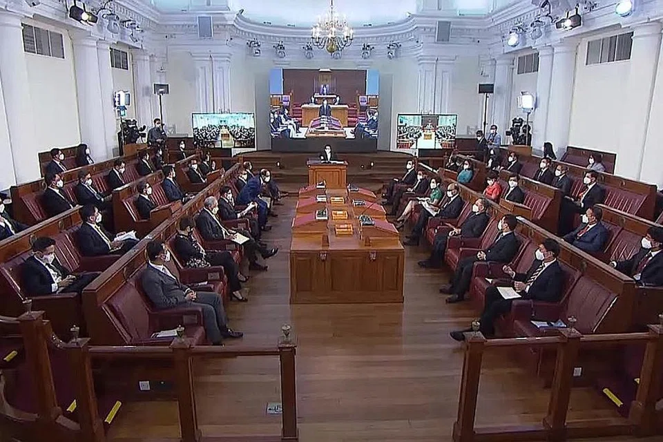 PEMBUKAAN PARLIMEN: Sebilangan Anggota Parlimen mengangkat sumpah di bangunan The Arts House - sebagai langkah jarak selamat menentang Covid-19. - Foto GOV.SG 