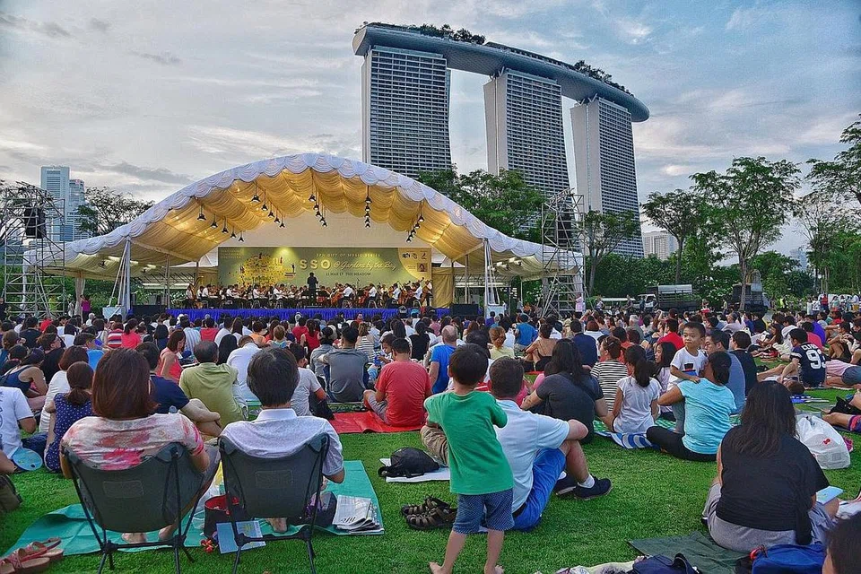 NIKMATI MUZIK: Orang ramai boleh menikmati sehingga 12 konsert percuma tahun ini sebagai sebahagian daripada konsert 'SPH Gift of Music'. - Foto fail