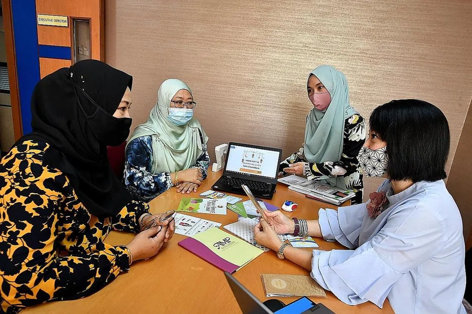AKTIF DALAM TALIAN: Cik Zarina (paling kanan) bersama anggota pasukan pengumpulan dana AMP - (dari kiri) Cik Sharifah Anuar, Cik Norizan Noh dan Cik Shiffa Khumaira Abdul Khaliq. - Foto BH oleh LIM YAOHUI