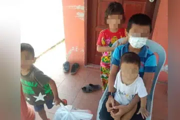 DISYAKI TERABAI: Empat beradik berusia 10 bulan hingga 11 tahun ditemui ditinggalkan di hadapan pondok pengawal di Kompleks Pentadbiran Daerah Perak Tengah dekat Kampung Gajah, Perak.