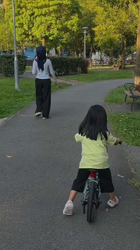 Ibu bapa anak titipan, Encik Muhammad Jabbar Jaafar dan Cik Nurmin Ahmad, telah menjaga tiga anak titipan sejak November 2024. Anak titipan pertama mereka, seorang bayi lelaki berusia 10 bulan ketika ditempatkan bersama keluarga itu, kini telah kembali kepada keluarga kandungnya. Pasangan tersebut kini menjaga dua anak perempuan titipan, masing-masing berusia lima tahun dan setahun.
