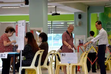 MEMBUAT PILIHAN: Para pengundi membuat undi mereka di pusat pengundian di Sekolah Rendah Cantonment semasa Pilihan Raya Umum 2015. -Foto: FAIL ST 