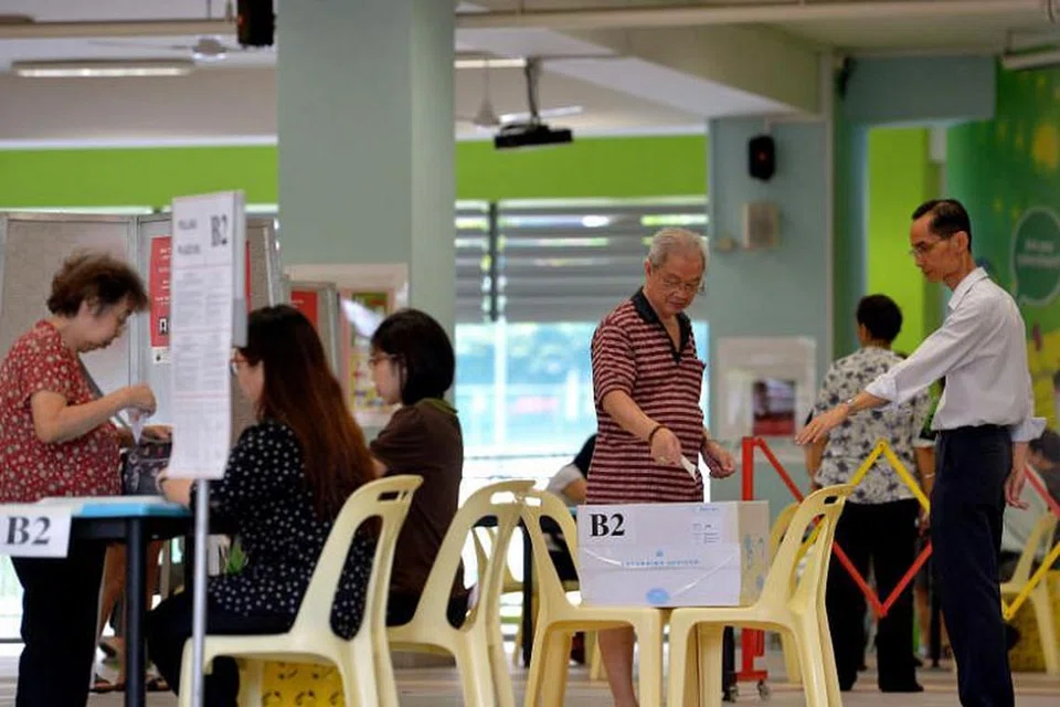 MEMBUAT PILIHAN: Para pengundi membuat undi mereka di pusat pengundian di Sekolah Rendah Cantonment semasa Pilihan Raya Umum 2015. -Foto: FAIL ST 