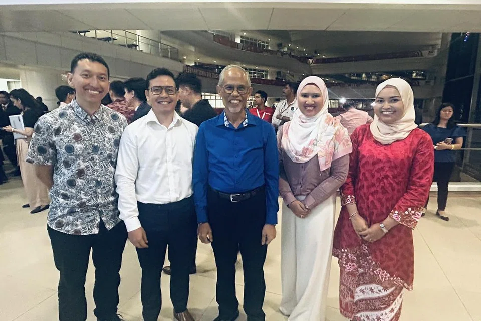 Menteri Bertanggungjawab bagi Ehwal Masyarakat Islam, Encik Masagos Zulkifli Masagos Mohamad (tengah) bersama saintis Dr Muhammad Nadjad Abdul Rahim (kiri), usahawan Encik Hafiz Kasman (dua dari kiri), Presiden Kanan Mahkamah Syariah, Cik Guy Ghazali (dua dari kanan) dan pemuzik Cik Nabillah Jalal (kanan).