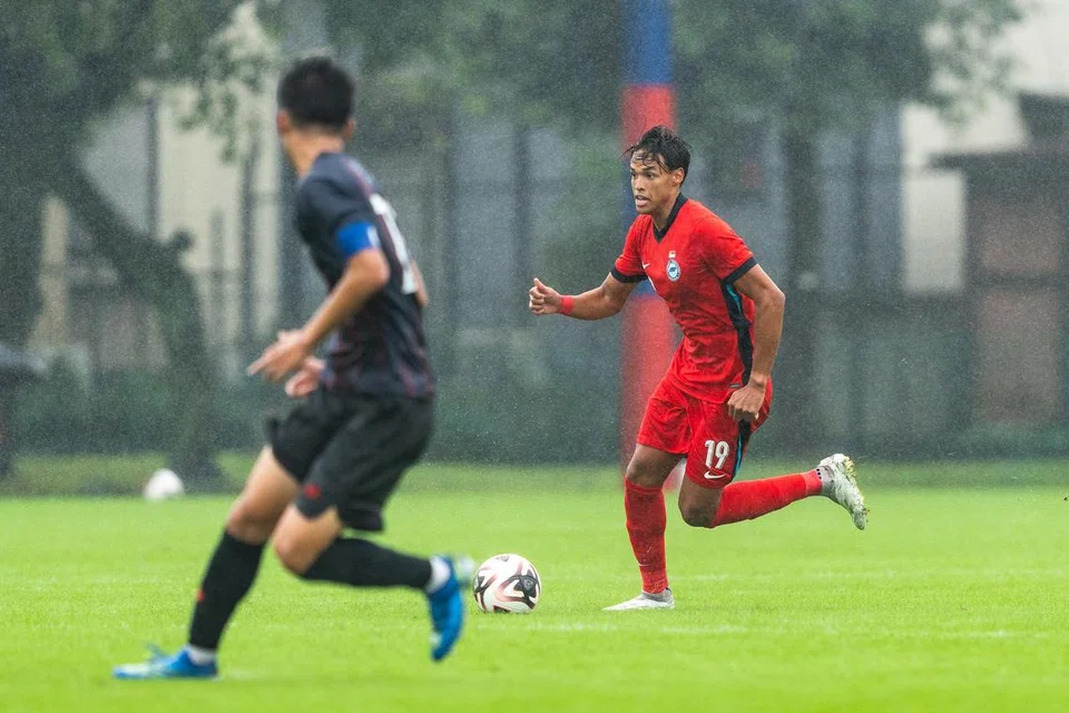 Penyerang Singapura yang juga anggota kelab, BG Pathum United, Ilhan Fandi (kanan), kembali beraksi untuk pasukan Singapura. Beliau berharap dapat mengekalkan prestasi baiknya di Thailand dan membantu Singa melayakkan diri ke pusingan seterusnya dalam Piala Asia. 
