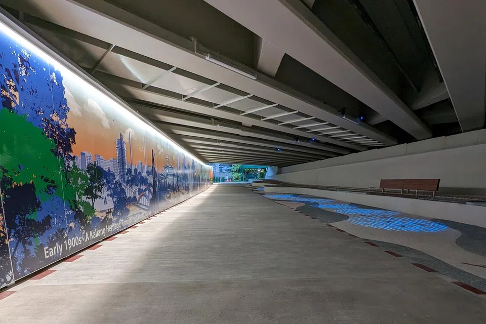 RUANG DITAMBAH BAIK: Ketinggian di laluan bawah jambatan di Ekspreswe Central (CTE) telah ditambah daripada 1.9 meter kepada 2.4 meter. Lampu juga dipasang untuk menerangkan kawasan itu.