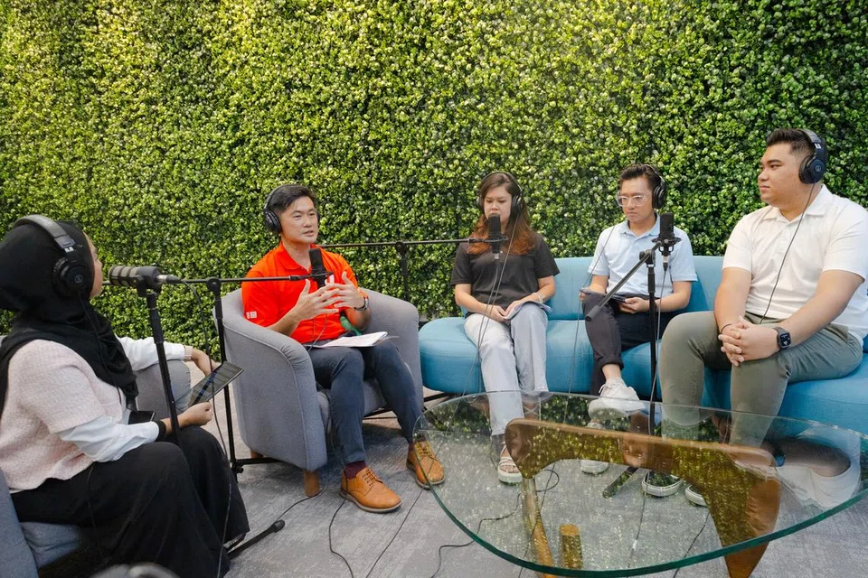 BINCANG BELIA: Encik Desmond Tan (dua dari kiri) berkongsi tentang daya usaha,The Career Starter Lab, bersama golongan belia, Muhammad Aqmal (dua dari kanan) dan Tengku Darwiis (kanan). Bersama mereka ialah anggota NTUC Muda, Cik Nur Akidah Ramad. Hos podcast ialah Cik Shahida Sarhid (kiri)