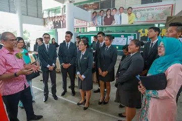 PENTINGNYA DWIBAHASA: Encik Masagos Zulkifli Masagos Mohamad (paling kiri) menekankan pentingnya pelajar fasih berkomunikasi dalam kededua bahasa Melayu dan Inggeris selain mengetahui tentang budaya Melayu agar dapat meraih peluang pekerjaan di negara-negara jiran. - Foto BH oleh IQBAL FAIZAL