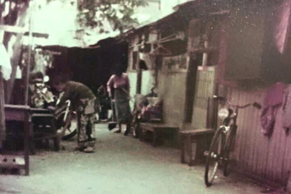 SUASANA NYAMAN DAN HARMONI: Sedang penghuni lelaki di Ponthuk Dedawang keluar mencari rezeki, kaum wanitanya sibuk mengemas rumah dan halaman. - Foto PBS 