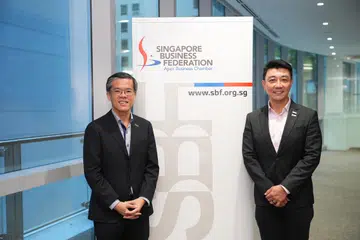 Ketua pegawai eksekutif Persekutuan Perniagaan Singapura (SBF), Encik Kok Ping Soon (kiri), dan pengerusi Jawatankuasa Tindakan Teknologi Pintar (STAC), Encik Wong Wai Meng (kanan), berkongsi hasil Tinjauan Perniagaan Nasional (NBS) 2024 edisi perniagaan bijak pada 26 September kepada pihak media di Pusat SBF.